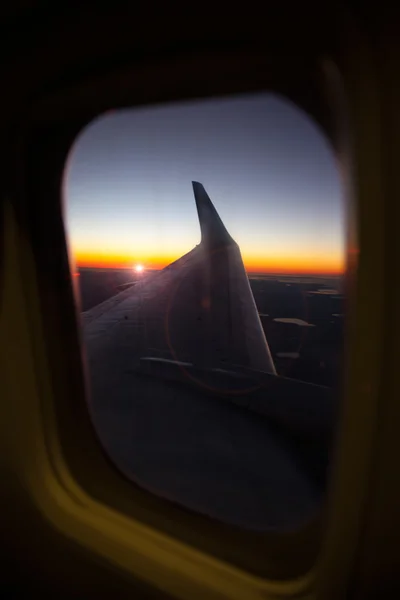 푸른 하늘에 비행기의 날개 — 스톡 사진
