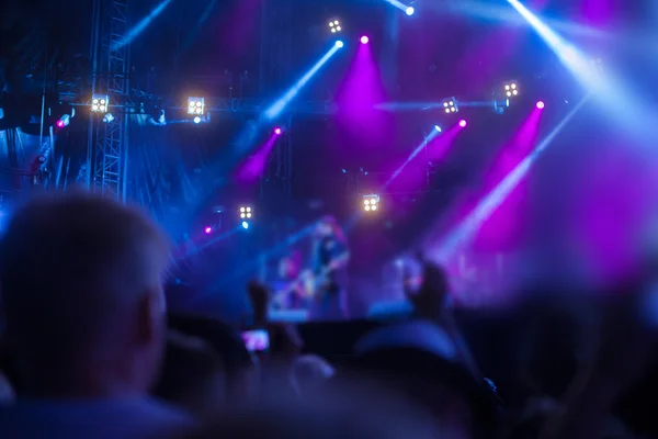 Silhouettes of people and musicians — Stock Photo, Image