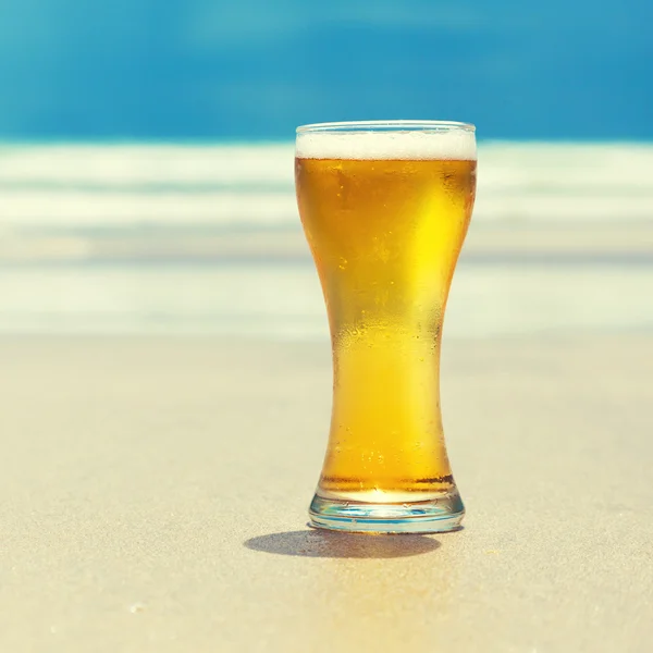 Pohár sör, homokos strand — Stock Fotó