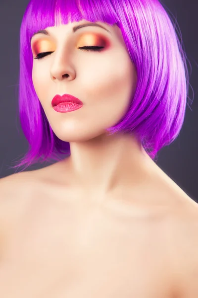 Mujer vistiendo peluca colorida —  Fotos de Stock