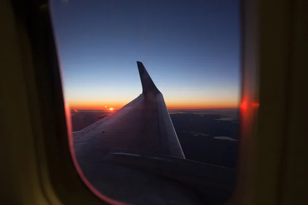 Ala do avião no céu azul — Fotografia de Stock