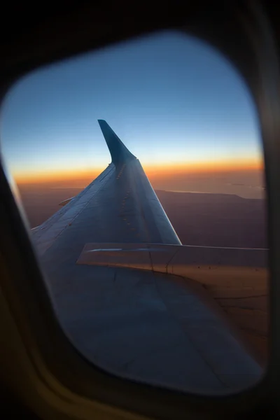 Ala del avión en el cielo azul — Foto de Stock