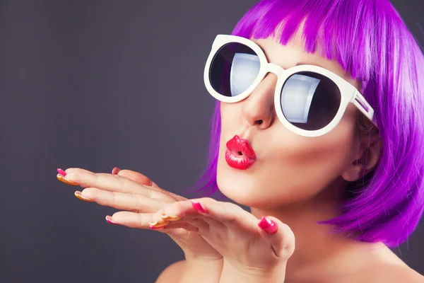 Mujer vistiendo peluca colorida — Foto de Stock