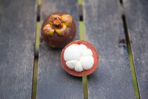 Mangosteens on a wooden table — Stock Photo, Image