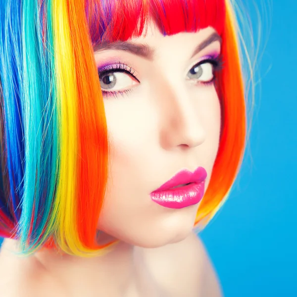 Kadın giyiyor renkli peruk — Stok fotoğraf