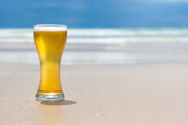 Vaso de cerveza en la playa de arena — Foto de Stock