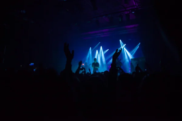 Silhouetten von Menschen und Musikern — Stockfoto