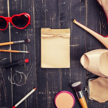 Moda kozmetik masada
