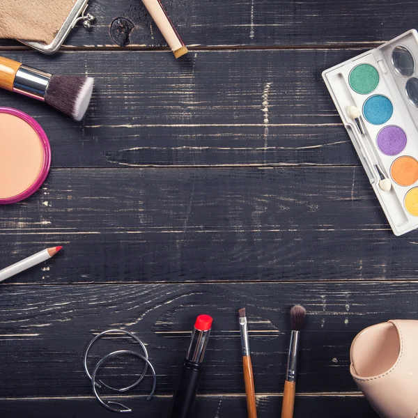 Cosméticos de moda na mesa — Fotografia de Stock