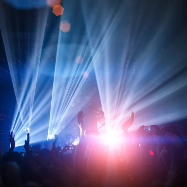 Silhouettes of people and musicians — Stock Photo, Image