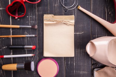 Moda kozmetik masada