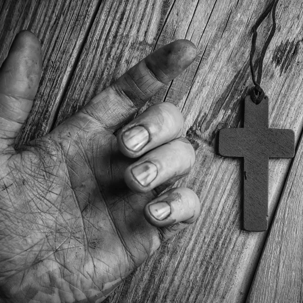 Kreuz und Hand auf Holz — Stockfoto
