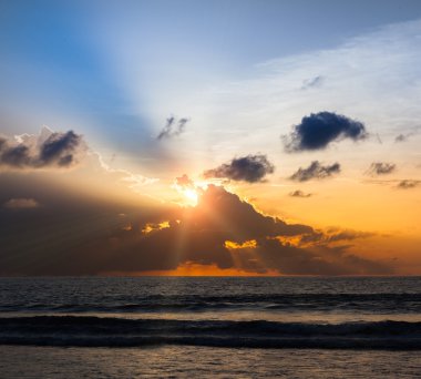 Güzel turuncu gündoğumu