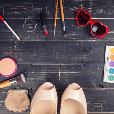 Moda kozmetik masada