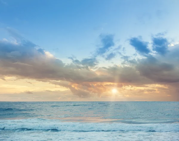 Schöner orangefarbener Sonnenaufgang — Stockfoto