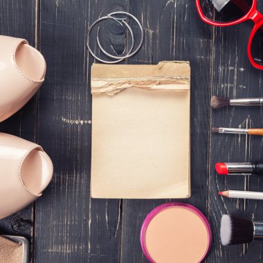 Moda kozmetik masada