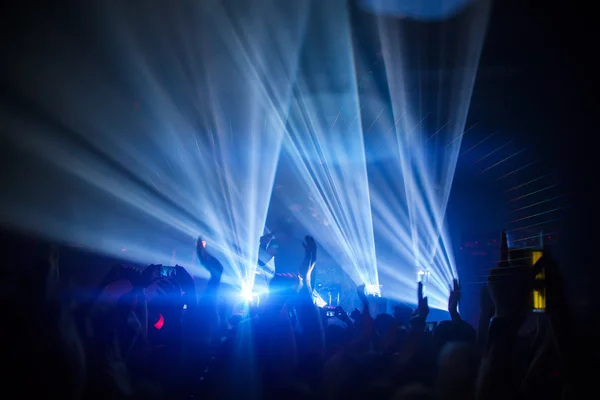 Silhouetten von Menschen und Musikern — Stockfoto