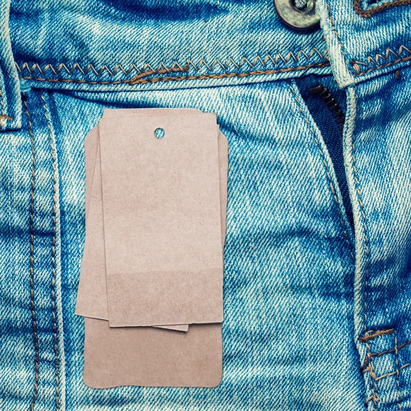 Jeans bakgrund med pappersetiketter — Stockfoto