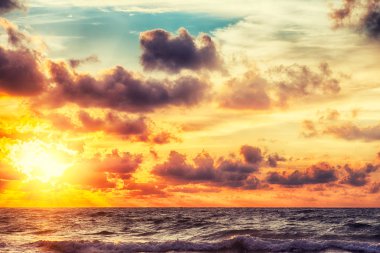 Clear deniz gündoğumu