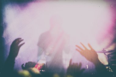 konser kalabalık siluetleri