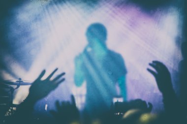 konser kalabalık siluetleri