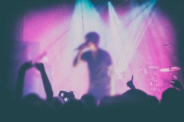 konser kalabalık siluetleri