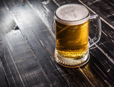 bira masa üzerinde bir fincan