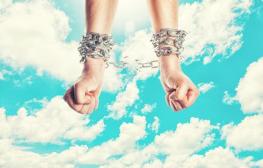 erkek zincirleri elinde