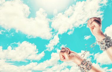 erkek zincirleri elinde