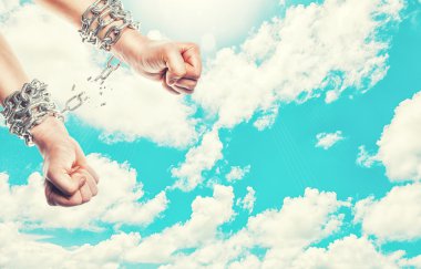 erkek zincirleri elinde