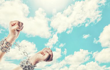 erkek zincirleri elinde