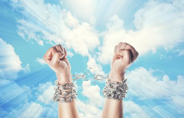 erkek zincirleri elinde