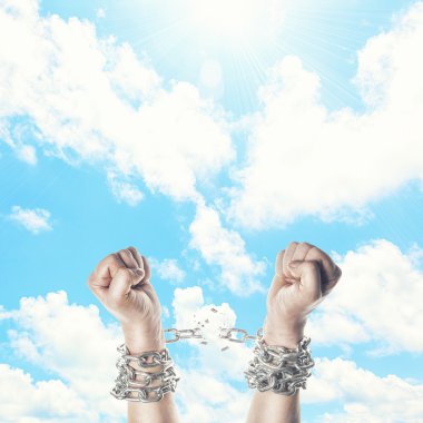 erkek zincirleri elinde