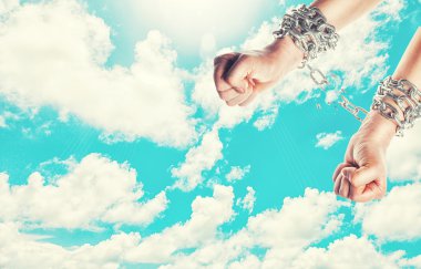 erkek zincirleri elinde