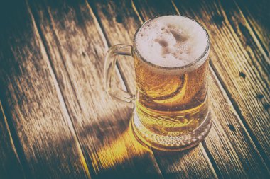 bira masa üzerinde bir fincan