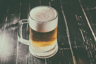 bira masa üzerinde bir fincan