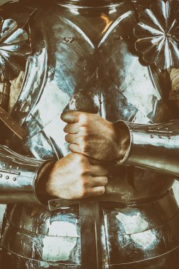 kılıç ile zırh giymiş şövalye