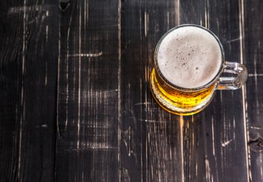 bira masa üzerinde bir fincan