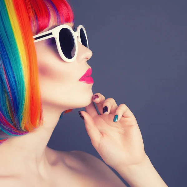 Hermosa mujer con peluca colorida y gafas de sol blancas —  Fotos de Stock