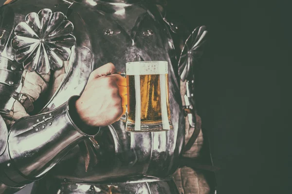 Лицар з чашкою пива — стокове фото