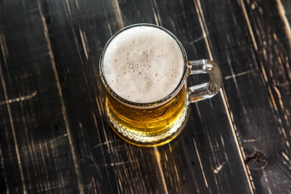Taza de cerveza en la mesa —  Fotos de Stock