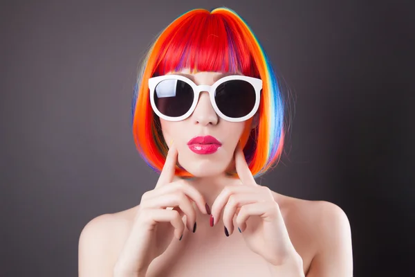 Bella donna con parrucca colorata e occhiali da sole bianchi — Foto Stock