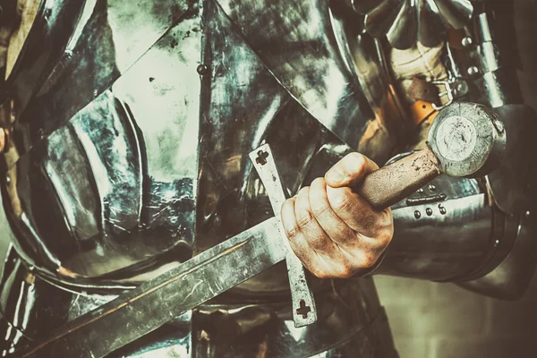 kılıç ile zırh giymiş şövalye