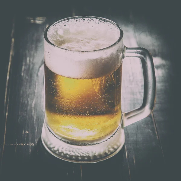 Mugg öl på bordet — Stockfoto