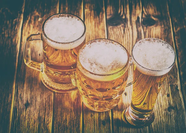 Кружки пива на столе — стоковое фото