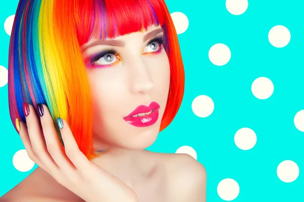 Szép nő visel színes paróka, és bemutatja a színes körmök — Stock Fotó