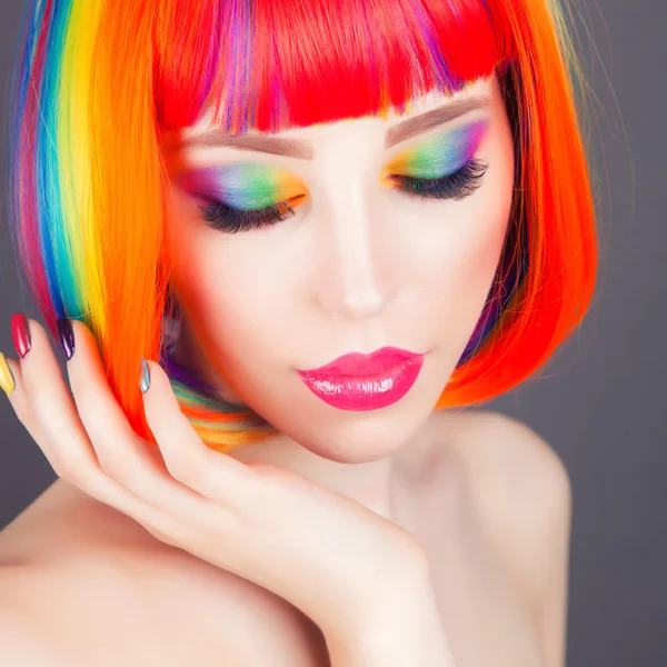 Renkli peruk takmış ve renkli gösterilen güzel kadın çivi — Stok fotoğraf