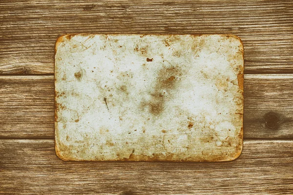 Старая бумага на деревянном столе — стоковое фото
