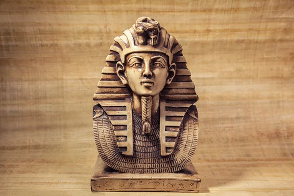 Pharaoh tutankhamen figurine — Stock Photo, Image