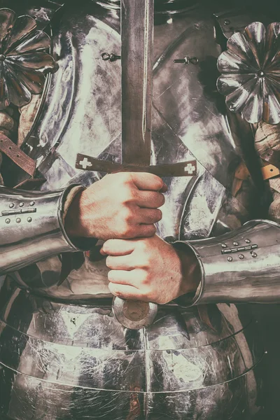 Cavaleiro usando armadura com espada — Fotografia de Stock
